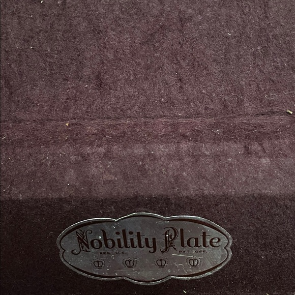 Nobility Vintage Wooden cutlery box with burgundy Velvet like Interior - Picture 13 of 16